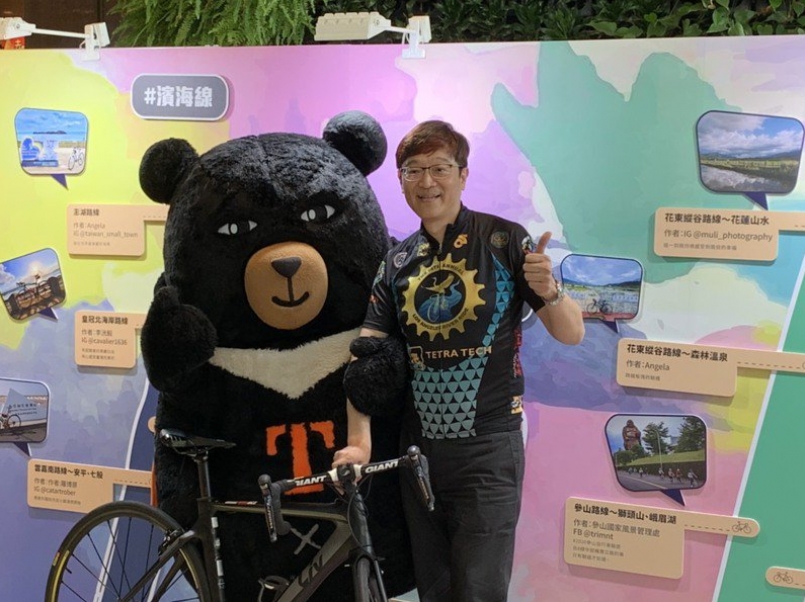 觀光局副局長林信任和喔熊組長一起為台灣自行車旅遊宣傳。　記者楊文琪／攝影