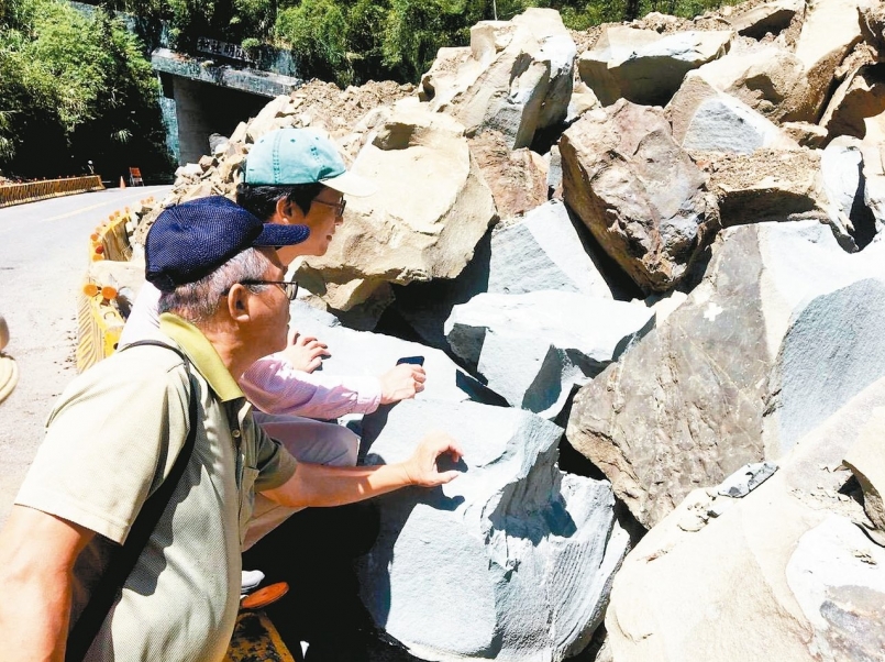 【新聞】武陵師生單車環島 發現千萬年前化石