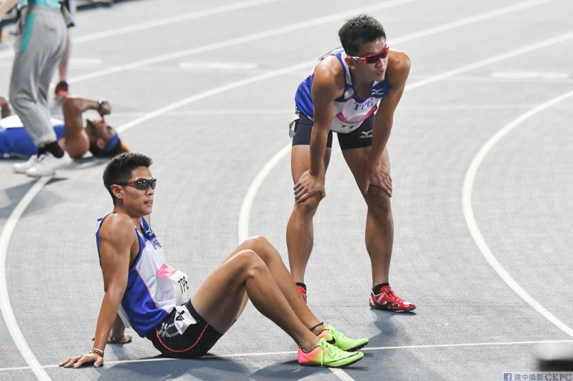 陈杰与杨隆翔赛后仍紧盯著电子屏幕(图片来源:ckpc)