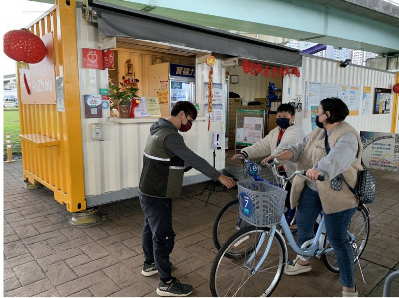 民眾到河濱單車站租借自行車出遊。圖／新北高灘處提供
