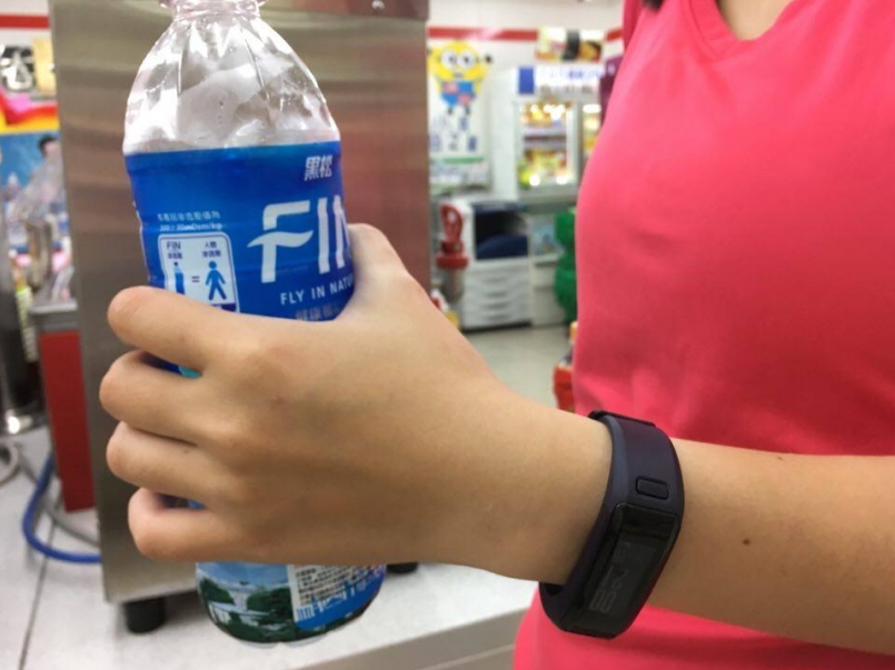 【評測】vívosmart HR 一卡通版心率手環 走到哪嗶到哪