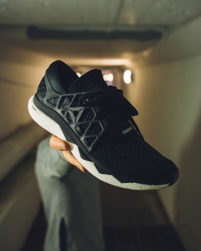 產品】Reebok Floatride 輕量緩震長跑鞋黑白酷炫新色強勢抵台 文章 