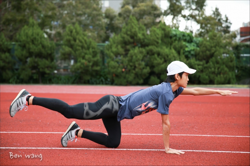 专栏 [adidas x 台北马] 七种肌力训练 打造跑者好体质 单手单脚撑地