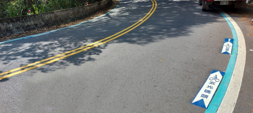 公路總局建置日月潭環潭自行車路網，除有自行車專用道外，劃出自行車指示輔助線的「藍色標線」。圖／公路總局提供
