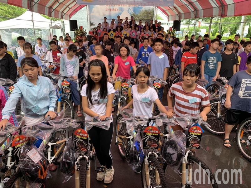戴竹基金會今贈單車幫助家扶兒開心上學去。記者吳淑玲／攝影