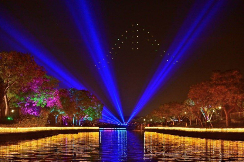 台中市豐原的豐原葫蘆墩光展有無人機搭配光影表演，氣勢滂薄。圖／台中市觀旅局提供