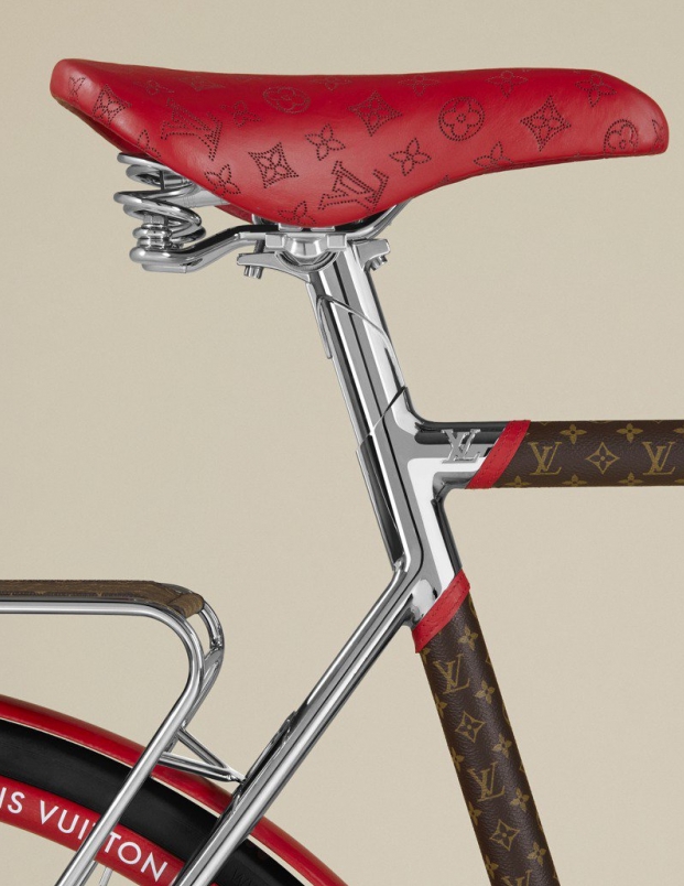 紅色Monogram自行車座椅採用路易威登經典的Mahina打孔皮革裝飾。圖／LV提供