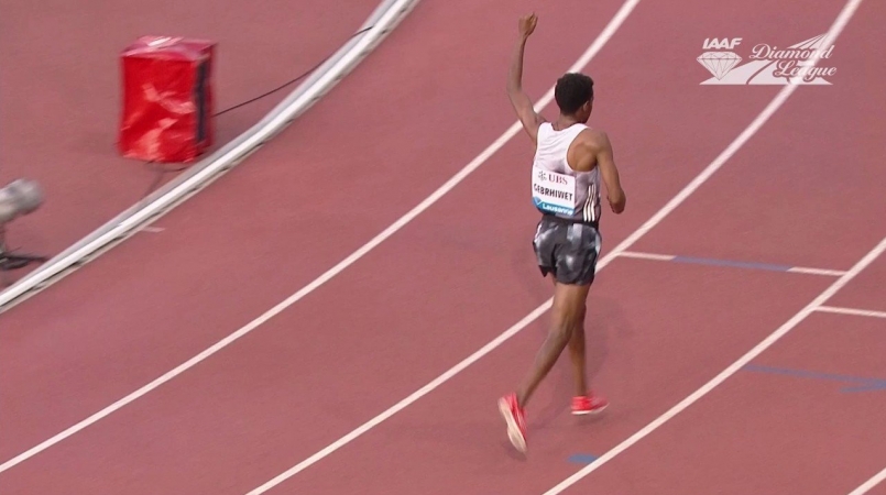 【新聞】影／以為要贏了！長跑選手「犯大忌」痛失第一名