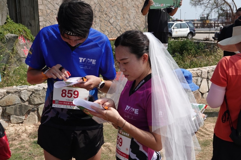 【新聞】定向越野/情牽十年 聽障女國手披頭紗完賽