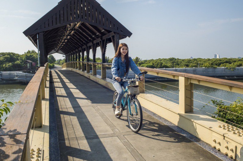觀光局定調2021為「自行車旅遊年」，屏東縣大鵬灣國家風景區支線歸類為河濱線，鵬管處結合自行車道與鐵道，讓遊客以慢遊方式在屏南林邊、東港2個小鎮享受深度之旅。圖／鵬管處提供