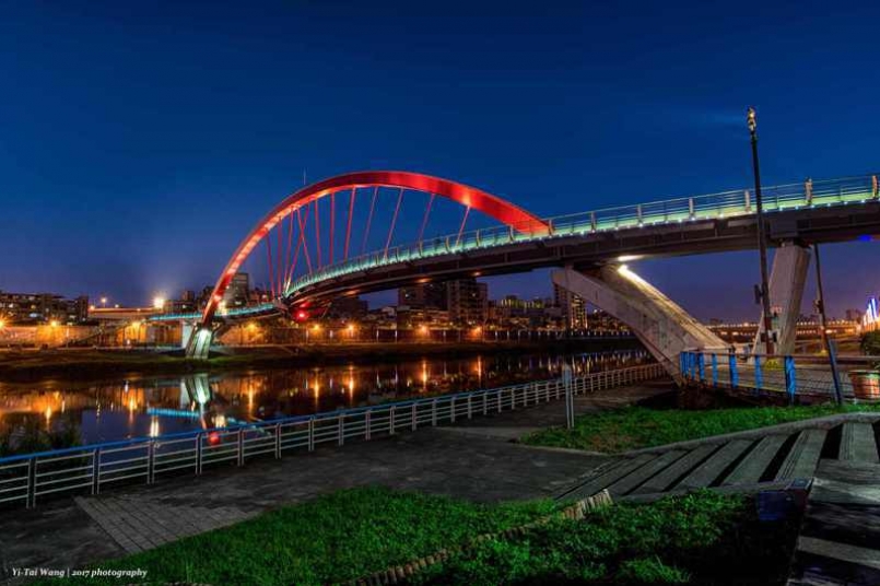 北市彩虹橋夜晚燈光燦爛，賞月非常有FU。圖／北市水利處提供