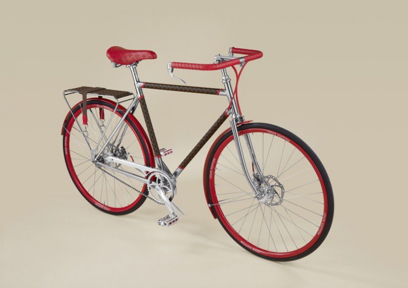 LV Bike封閉式車架紅色Monogram自行車。圖／LV提供