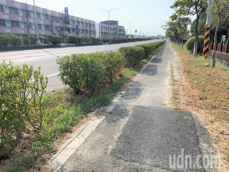 自行車道上的補丁,可能就會造成車友摔車。記者吳淑玲/攝影 自行車道上的補丁,可能就會造成車友摔車。記者吳淑玲/攝影