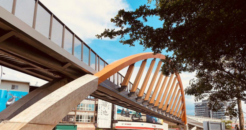「潭心鐵馬空橋」縫合潭子區鐵路東西兩側，完善綠色運具系統，橋體以奔跑時產生的「跳躍曲線」為設計概念。圖／台中市建設局提供