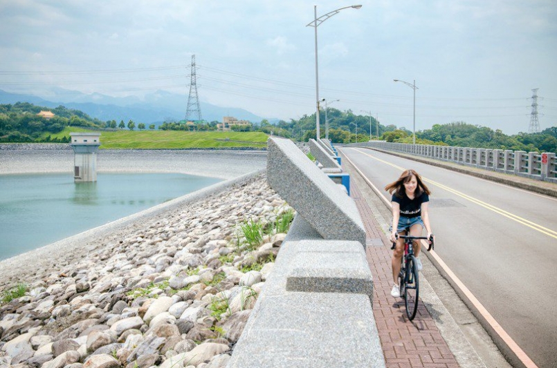 寶二水庫環湖自行車道是許多人假日休閒騎車的好去處。圖／新竹縣政府交通旅遊處提供