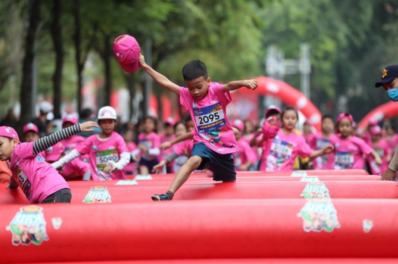 Trước đó, VnExpress Marathon Quy Nhơn (26/7) và Marathon Hanoi 2020 (28/11) cũng tổ chức đường chạy miễn phí cho các runner nhí. Sự kiện thu hút đông đảo gia đình tham gia với nhiều khoảnh khắc ấn tượng. Ảnh: Mạnh Quang.