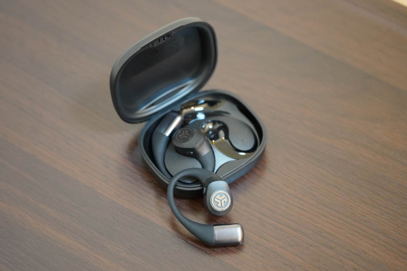 一張含有 頭戴式耳機, 地板, 室內, 耳機 的圖片 AI 產生的內容可能不正確。