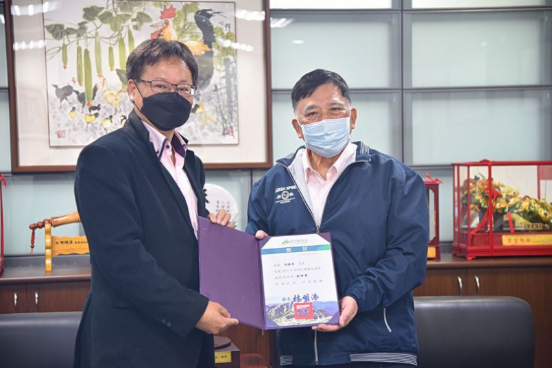 南投副縣長陳正昇今接見表揚「德國紐倫堡發明展」銀牌得主林銘昌。圖/南投縣政府提供 南投副縣長陳正昇今接見表揚「德國紐倫堡發明展」銀牌得主林銘昌。圖/南投縣政府提供