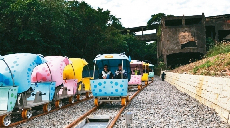 小朋友也可搭railbike 人氣 深澳鐵道自行車 開放3歲以上 滿90公分上車 自行車筆記