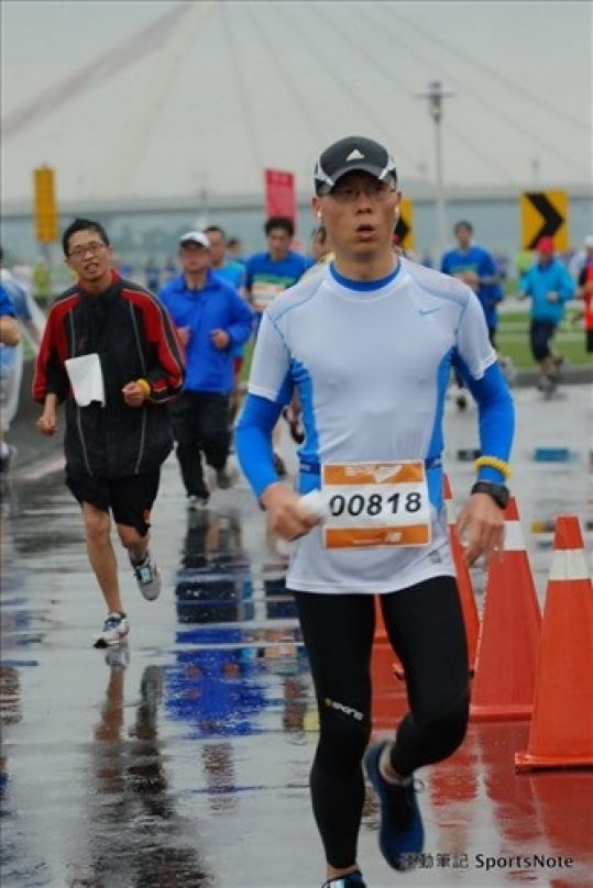 [台灣跑透透] 雨中第二次半馬，完跑—2013 NB路跑賽