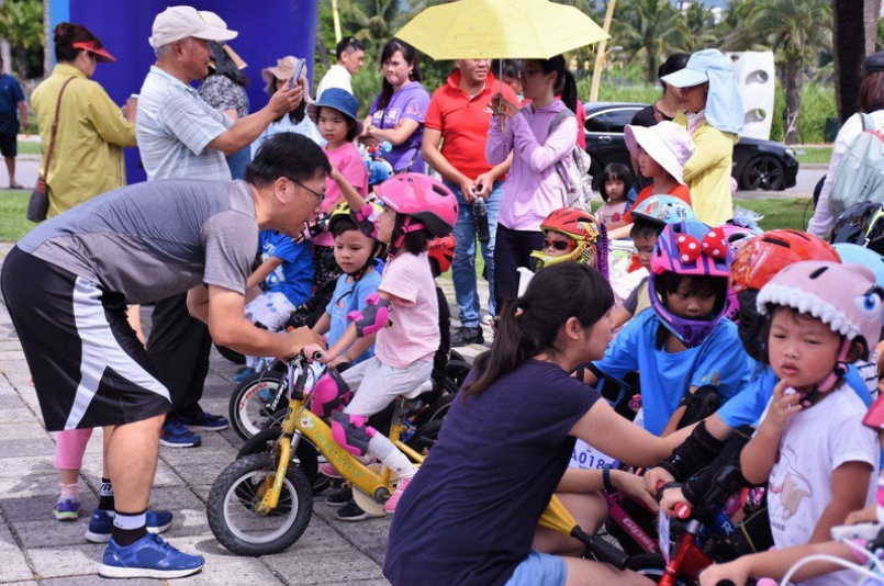 24日將在花蓮市登場的滑步車全國賽因疫情延期，圖為去年9月在花蓮市舉行的親子滑步車2公里認證活動。圖／花蓮市公所提供