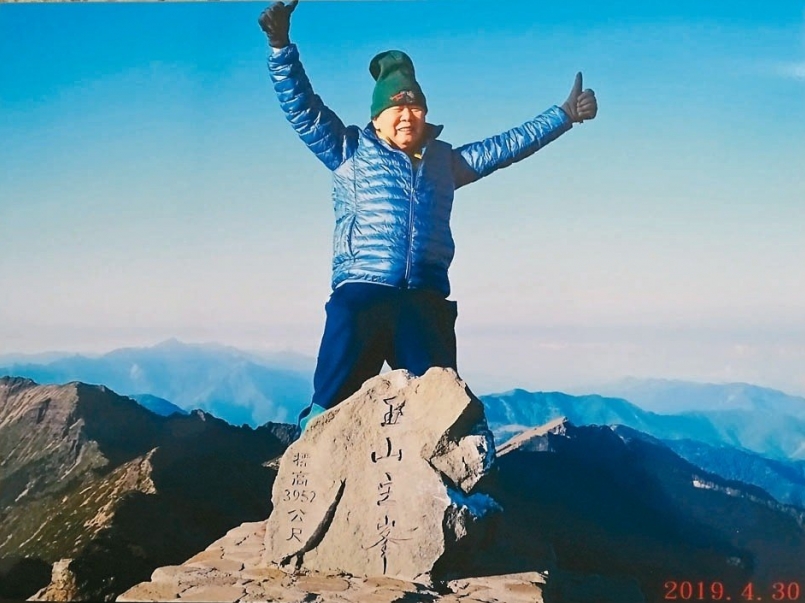 【新聞】88 歲樂觀抗癌 第 14 次攻頂玉山