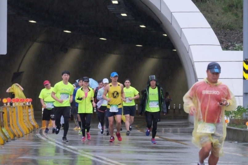 【賽事】路跑／車未通人先行 蘇花改馬拉松跑者雨中開跑