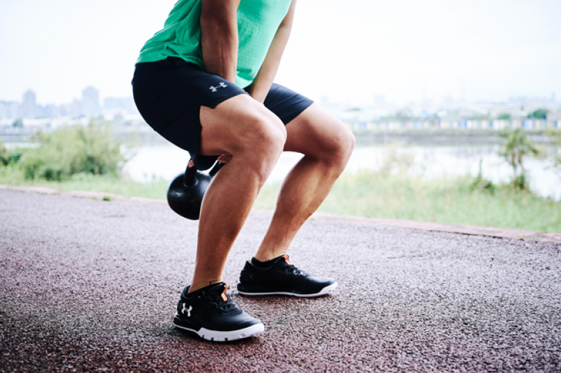 深蹲拉举壶铃(图片来源:raymond)