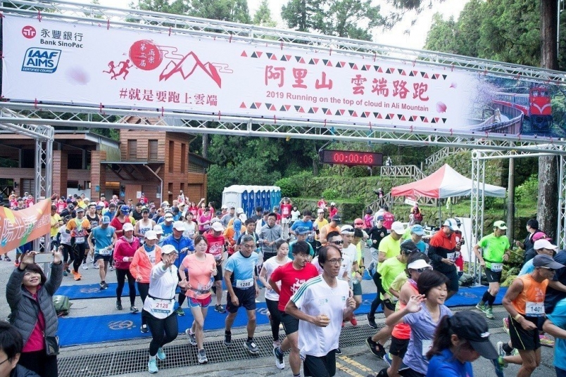 【賽事】路跑／近千名選手與鄒族美女跑上阿里山雲端 品嚐烤山豬餐