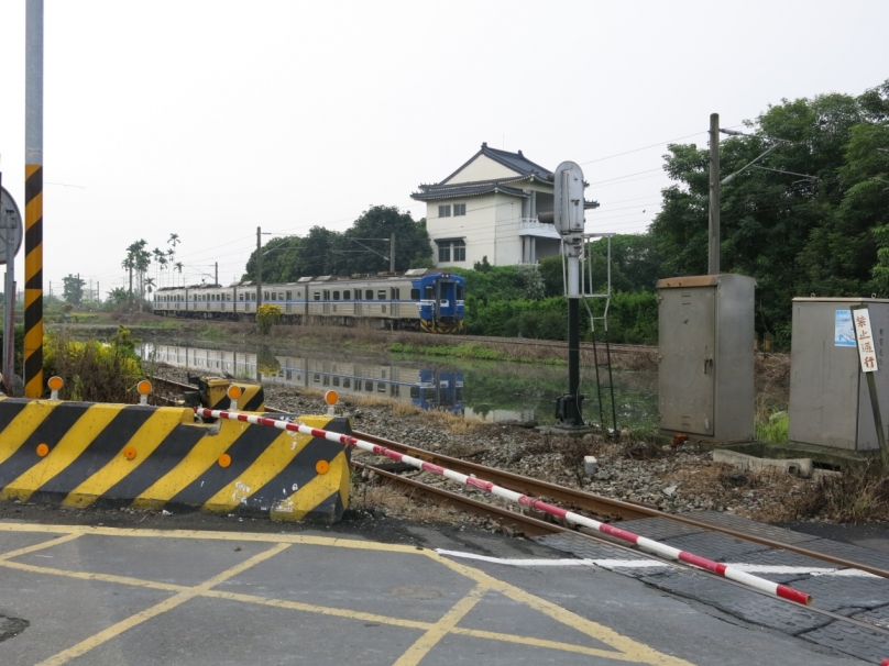 二水跑水马赛道抢先目睹 沿著自行车道往市区,抵达二水车站平交道口前