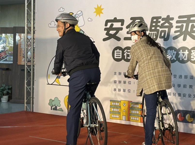 交通部長林佳龍（左）示範騎車規範。記者曹悅華／攝影