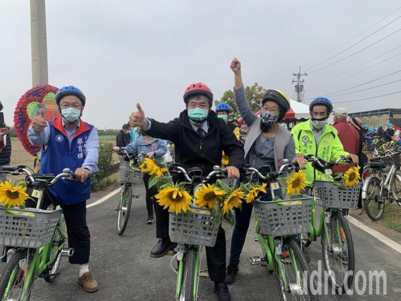 台南市東山區自行車道啟用，今天起舉辦為期一個月的白日葵花海尋寶活動。記者吳淑玲／攝影