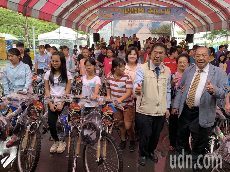 康那香董事長戴榮吉（前排右）以戴竹基金會名義，連12年捐贈百輛腳踏車給家扶 孩子...
