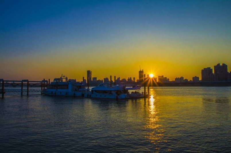想要賞月同時欣賞夕陽西下美景，延平河濱的大稻埕碼頭是最佳首選。圖／北市水利處提供