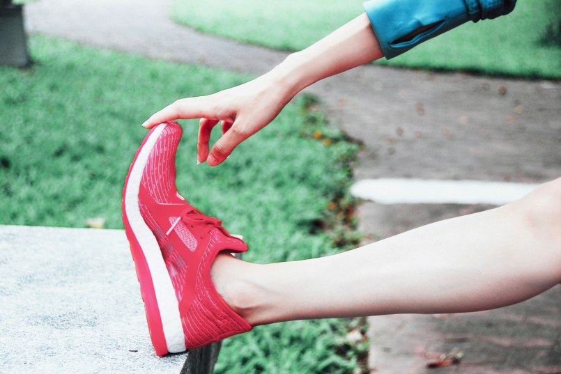 悬空足弓的设计完美贴合脚型,步伐转换间储存与释放能量回馈(图片来源