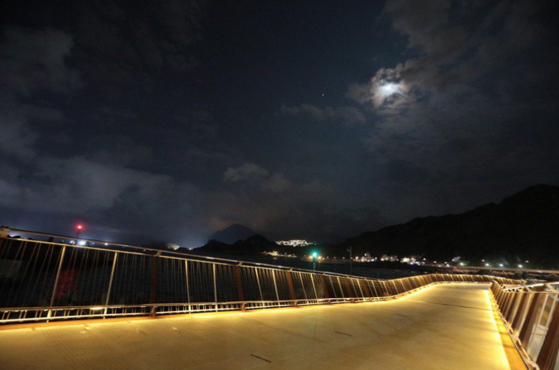 最美望海巷跨海景觀橋點燈啟用，串聯濱海環台自行車道。圖／基隆市政府提供
