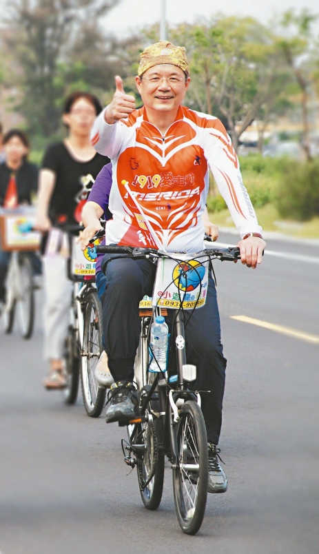 奇美醫學中心總院長邱仲慶騎腳踏車健身，參加公益活動。圖／邱仲慶提供