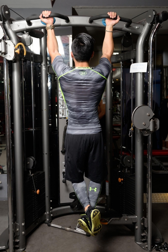 无处不训练:用单杠打造过人肌力 核心肌群一次满足 | 运动笔记 | tw.r