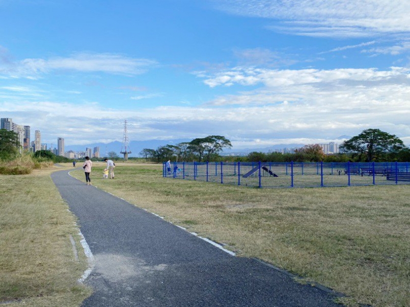 新竹縣竹北市頭前溪北岸高灘地目前設有寵物公園、足球場及自行車道等，是民眾戶外休憩的好去處。記者陳斯穎／攝影