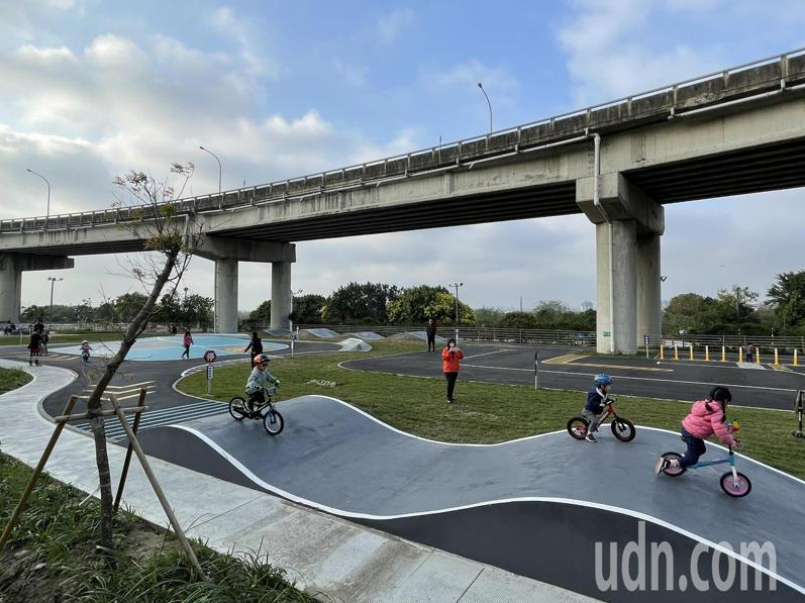 新竹左岸Pushbike滑輪公園今年初啟用，吸引家長帶孩子體驗乘風樂趣，但坡道斷面設計有落差，市府將增設軟墊。記者張裕珍／攝影
