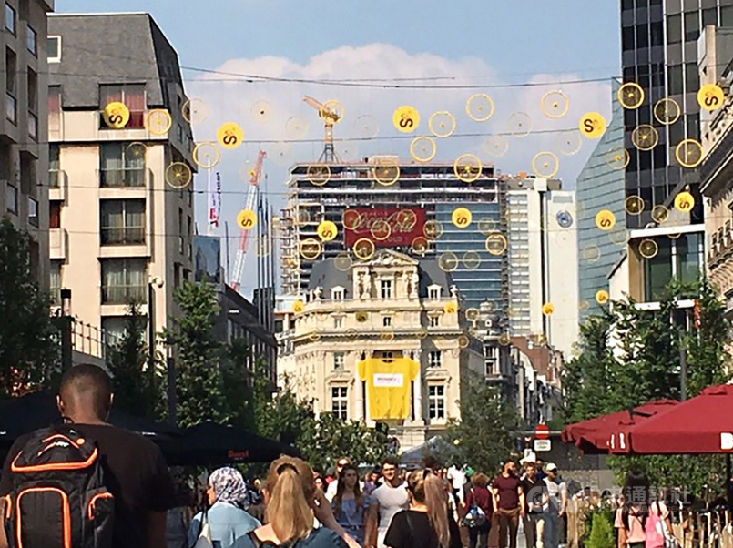 2019年環法自行車賽6日將自比利時布魯塞爾出發，整個城市已陷入環法瘋，街頭高掛大黃衫歡迎賽事。中央社記者唐佩君布魯塞爾攝　108年7月5日