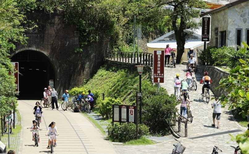 舊草嶺隧道自行車道追風享受福隆濱海小鎮悠閒風情。 圖／交通部觀光局提供