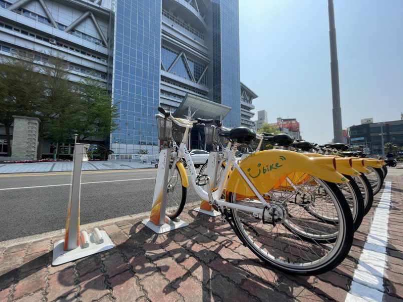 嘉義市公共自行車「YouBike 2.0」已設85站，累積使用人次超過28萬9000。圖為嘉義市政府對面的站點。記者林伯驊／攝影