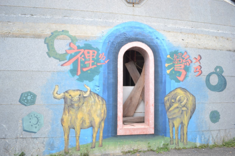 台南市南區灣裡超峰寺旁民宅牆壁有彩繪塗鴉，添增老屋活力。 圖／鄭惠仁 攝影