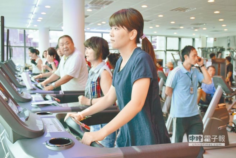 看臉書運動 愛美女生全身拉傷
