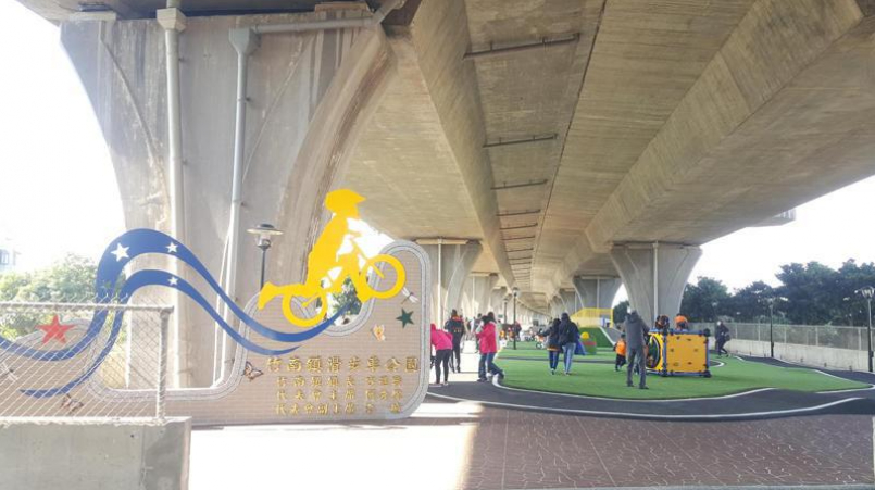 苗栗縣竹南鎮公所活化國道3號高架橋下空間，昨天啟用縣內首座滑步車公園。記者胡蓬生／攝影