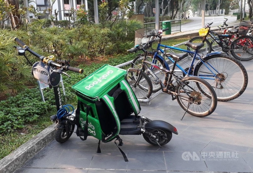 新加坡宣布禁止在人行道騎乘電動踏板車，這不僅讓接駁住家與地鐵站的市井小民措手不及，更連帶影響以載送食物為生計的快遞送餐員。中央社記者黃自強新加坡攝 108年11月17日