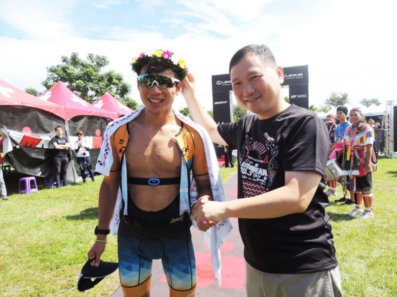 台東縣副縣長王志輝為蕭昱佩戴花環。記者羅紹平/攝影 台東縣副縣長王志輝為蕭昱佩戴花環。記者羅紹平/攝影