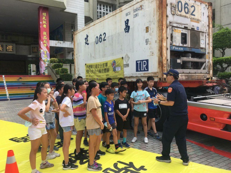 高雄市桂林國小校園開進了一輛大貨櫃車，讓小朋友體驗貨櫃車駕駛的視野死角、內輪差危險區域。圖／桂林國小提供