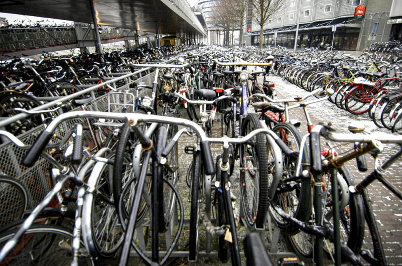 荷蘭首都阿姆斯特丹中央車站旁的大型自行車停車場。 圖／美聯社